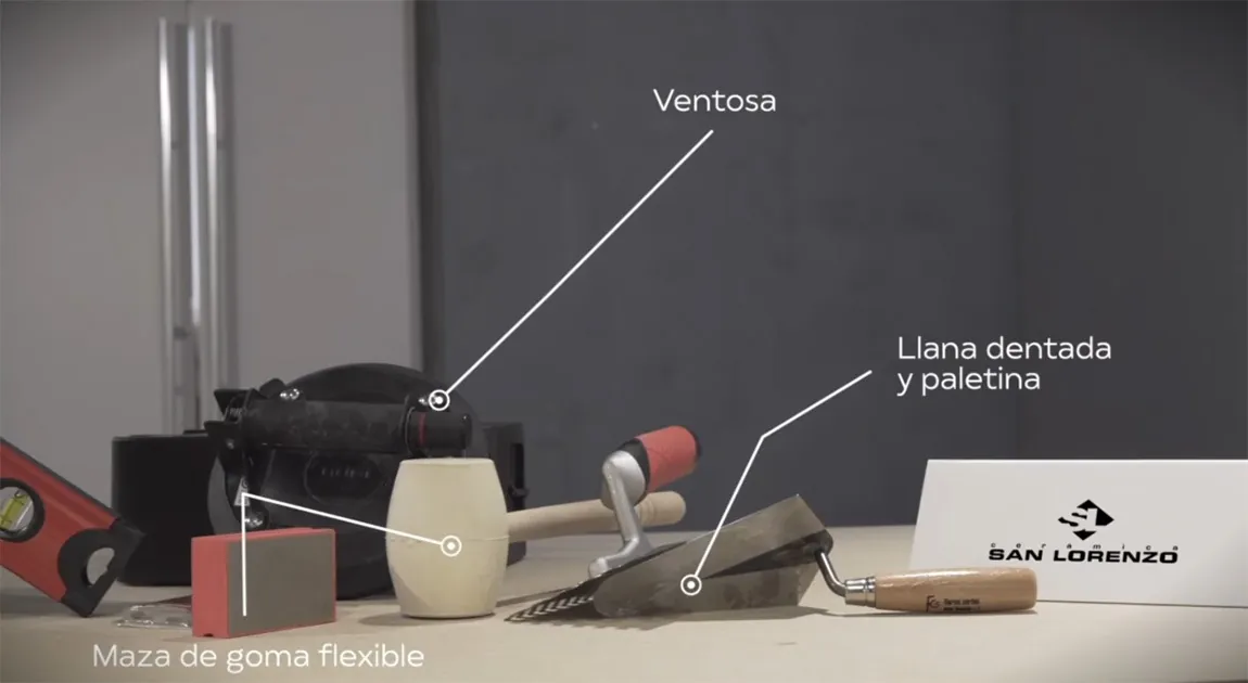 Herramientas de colocación: ventosa, maza de goma flexible y llana dentada con paletina