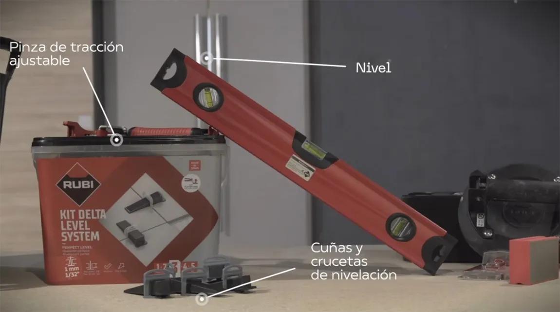 Herramientas de colocación: pinza de tracción ajustable, nivel y cuñas y crucetas de nivelación